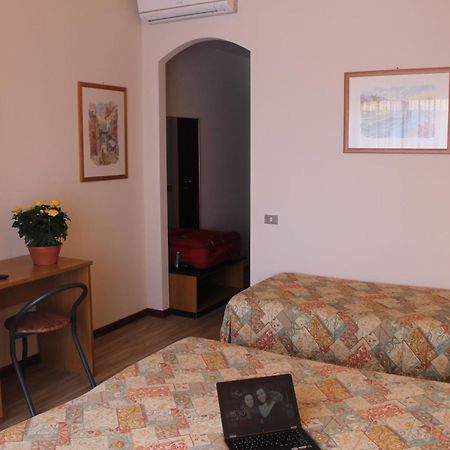 Aries Hotel Lesa Szoba fotó