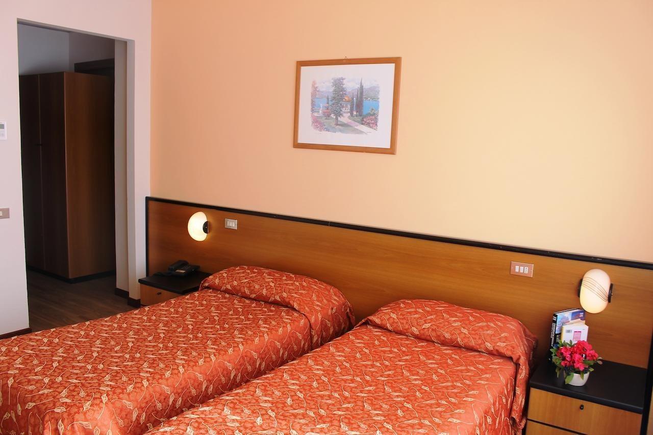 Aries Hotel Lesa Kültér fotó