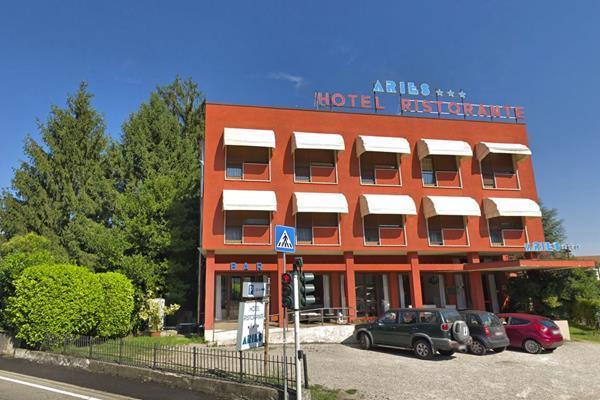 Aries Hotel Lesa Kültér fotó