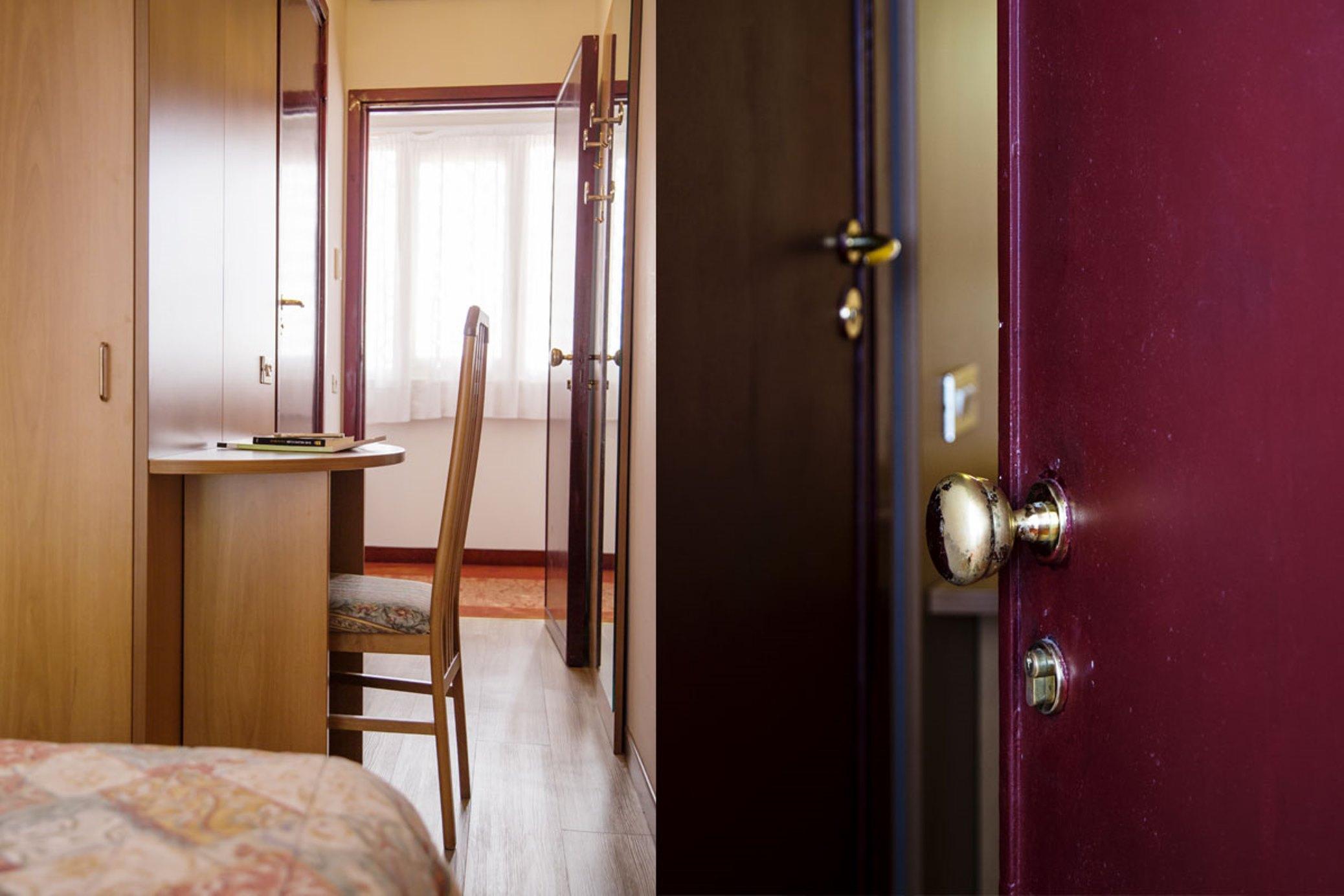 Aries Hotel Lesa Kültér fotó
