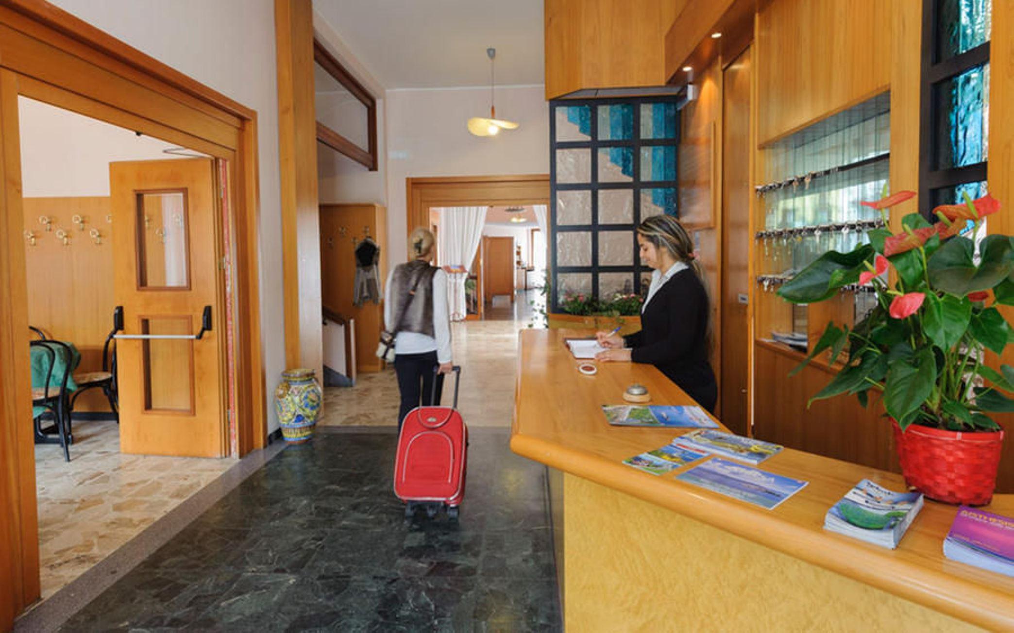 Aries Hotel Lesa Kültér fotó