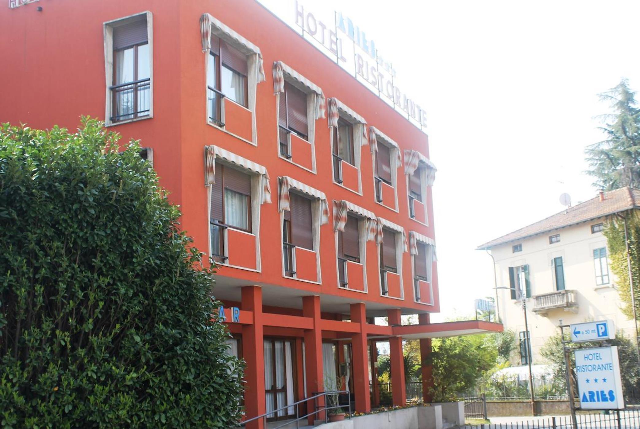 Aries Hotel Lesa Kültér fotó