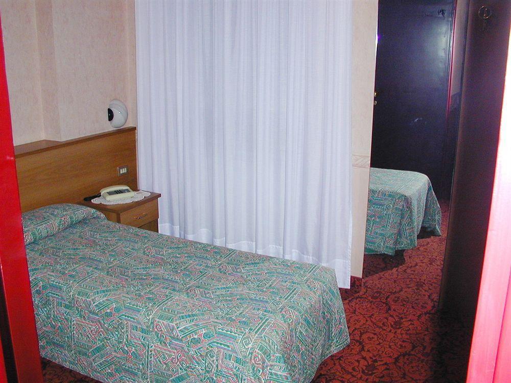 Aries Hotel Lesa Kültér fotó