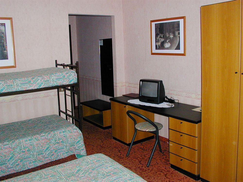 Aries Hotel Lesa Kültér fotó