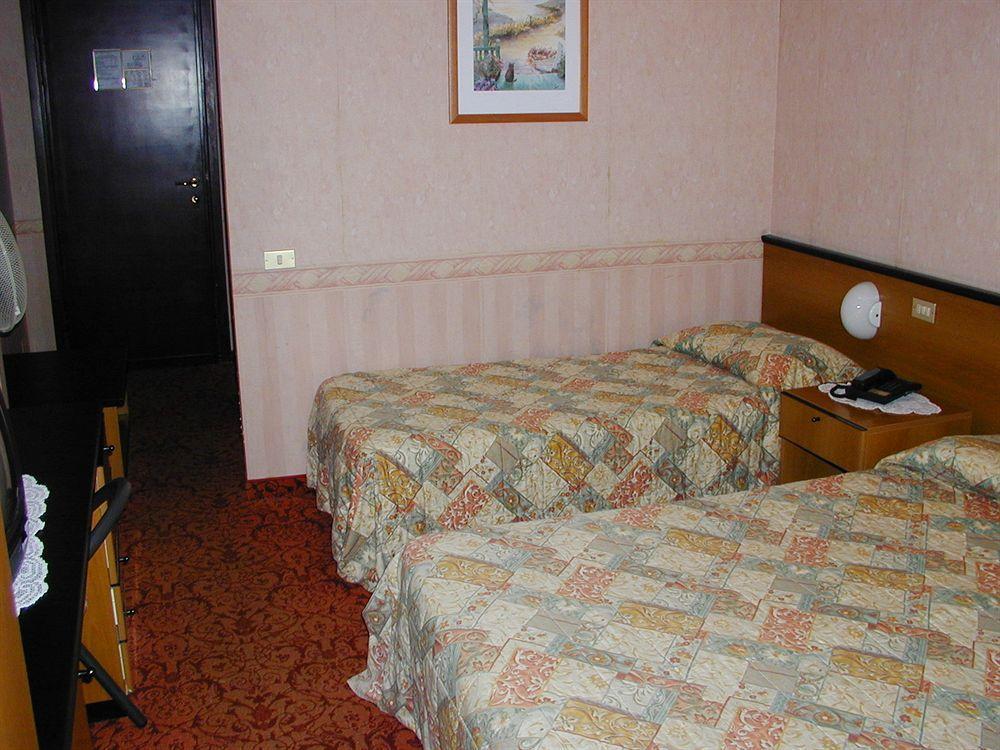 Aries Hotel Lesa Kültér fotó