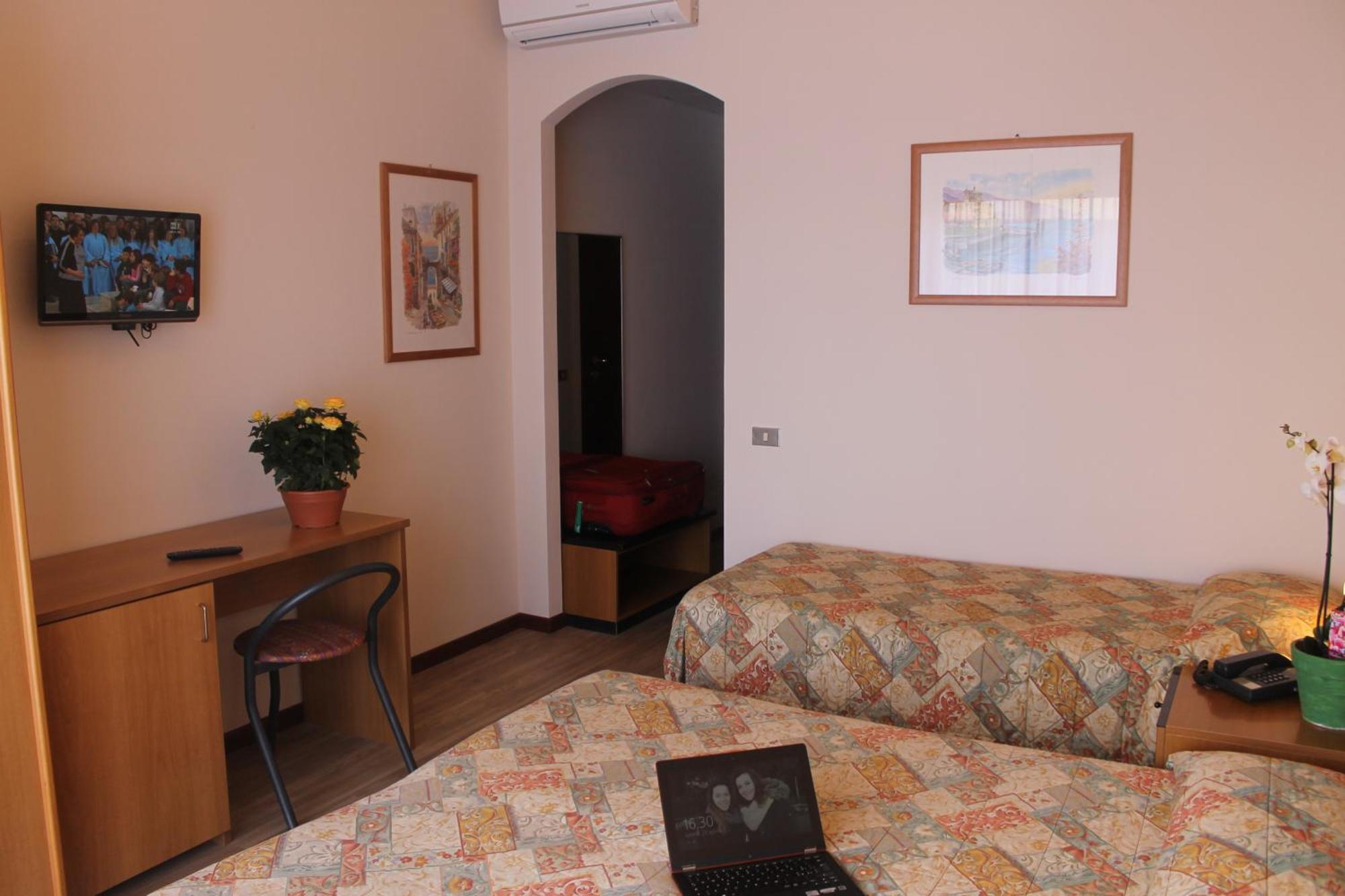 Aries Hotel Lesa Szoba fotó