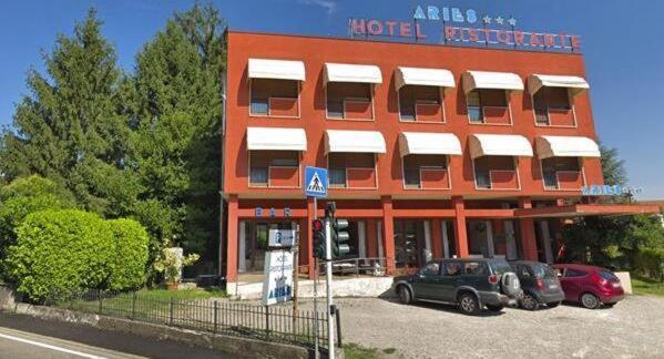 Aries Hotel Lesa Kültér fotó