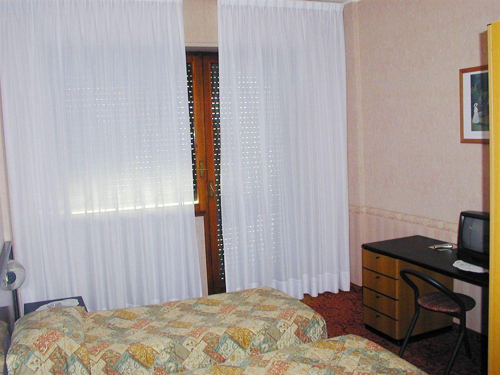 Aries Hotel Lesa Kültér fotó