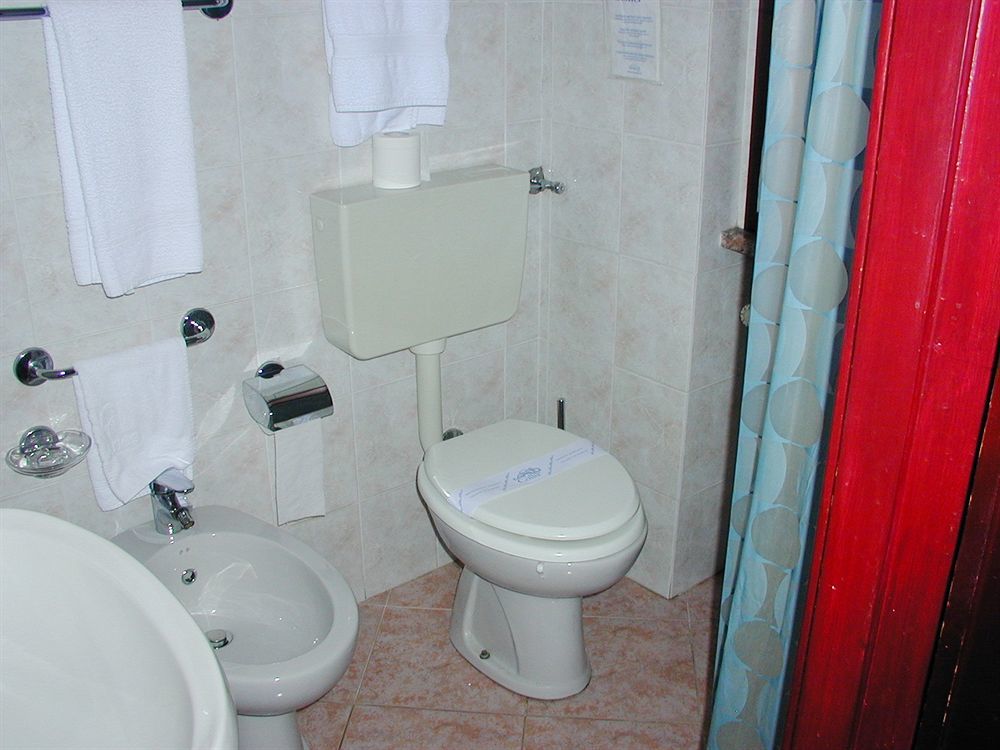 Aries Hotel Lesa Kültér fotó
