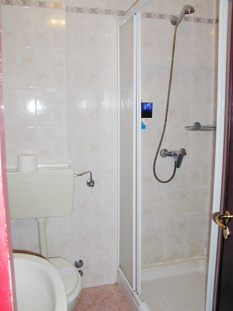 Aries Hotel Lesa Kültér fotó