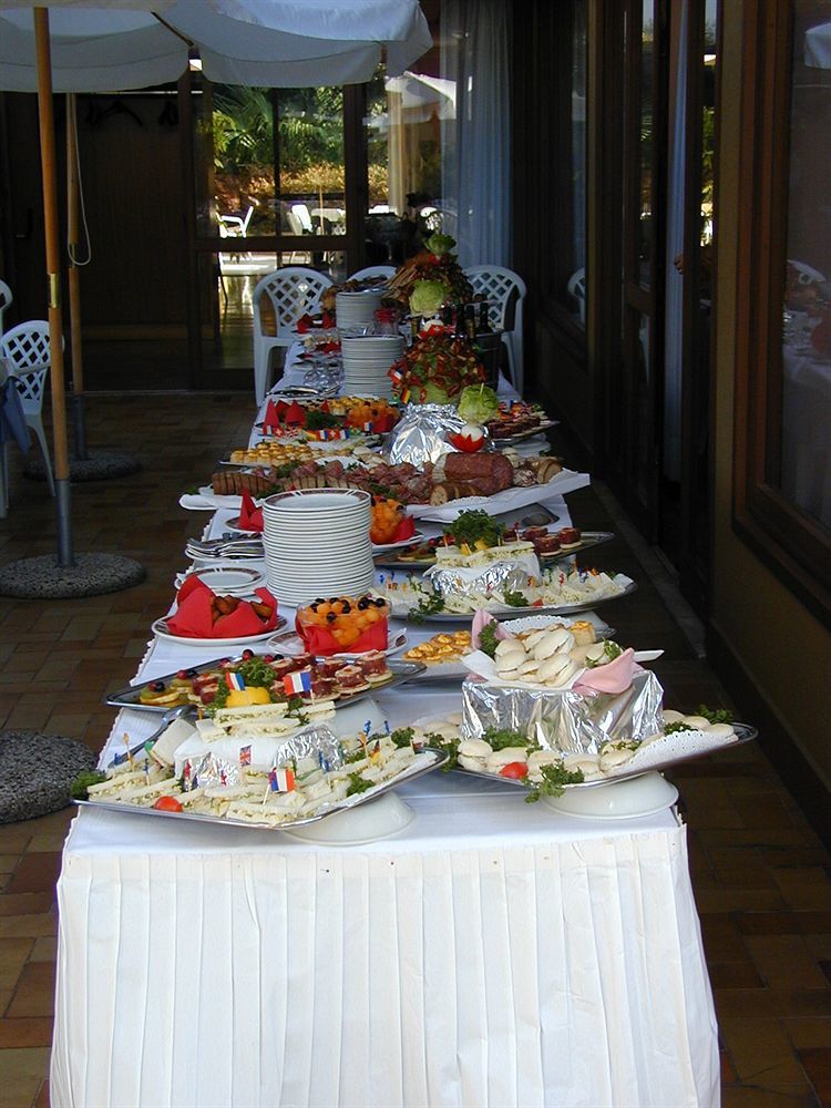 Aries Hotel Lesa Kültér fotó
