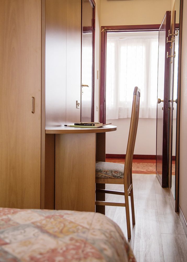 Aries Hotel Lesa Kültér fotó