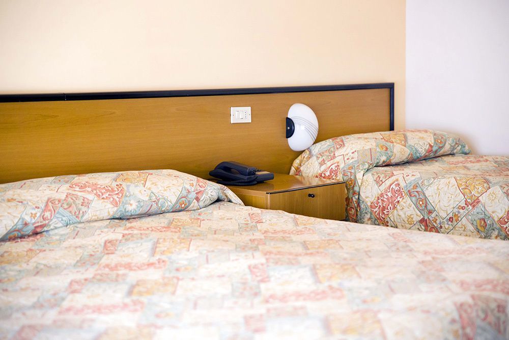 Aries Hotel Lesa Kültér fotó