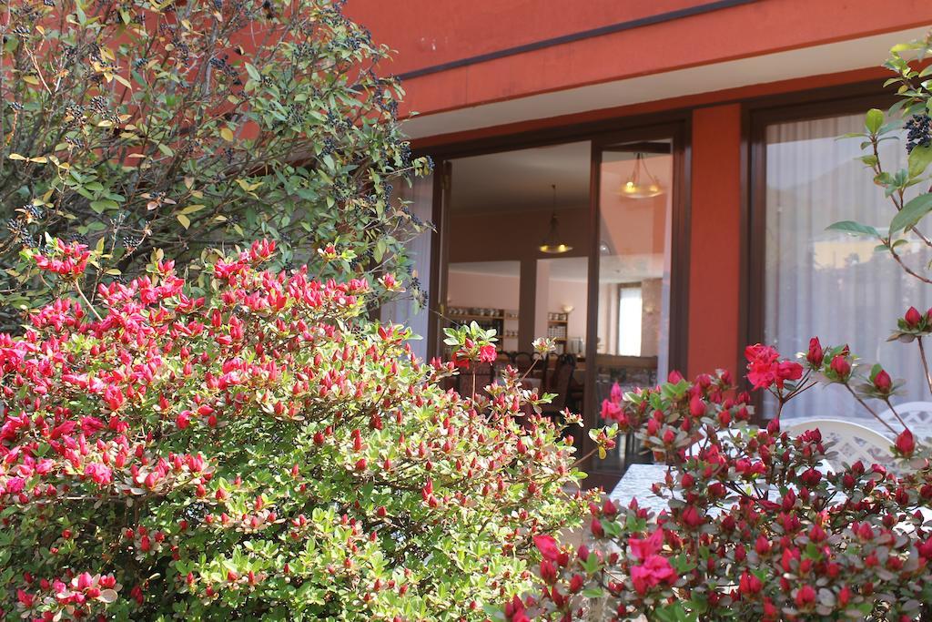 Aries Hotel Lesa Kültér fotó