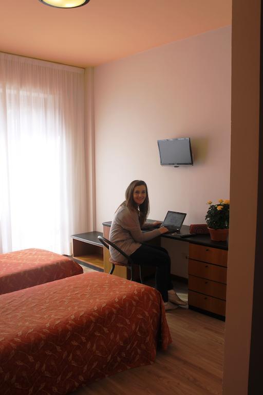 Aries Hotel Lesa Kültér fotó