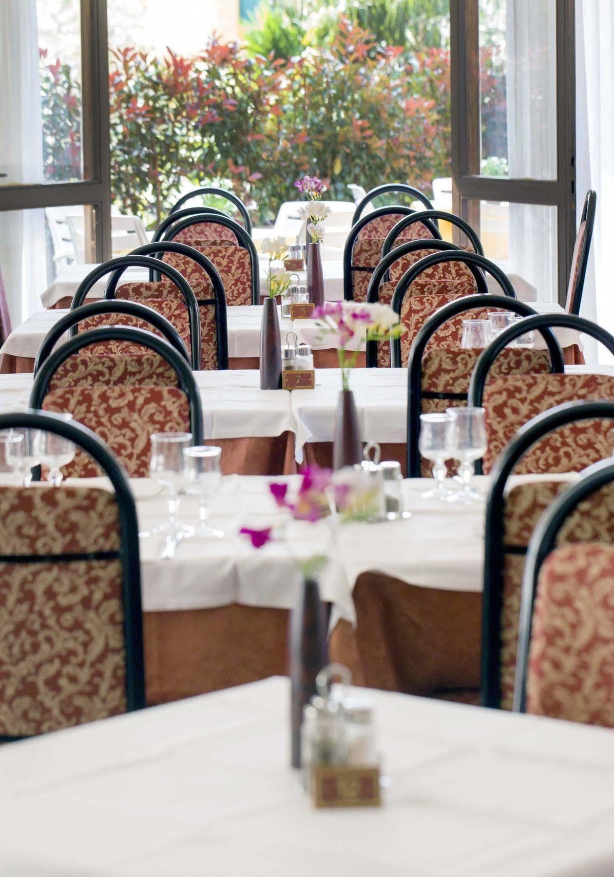 Aries Hotel Lesa Kültér fotó