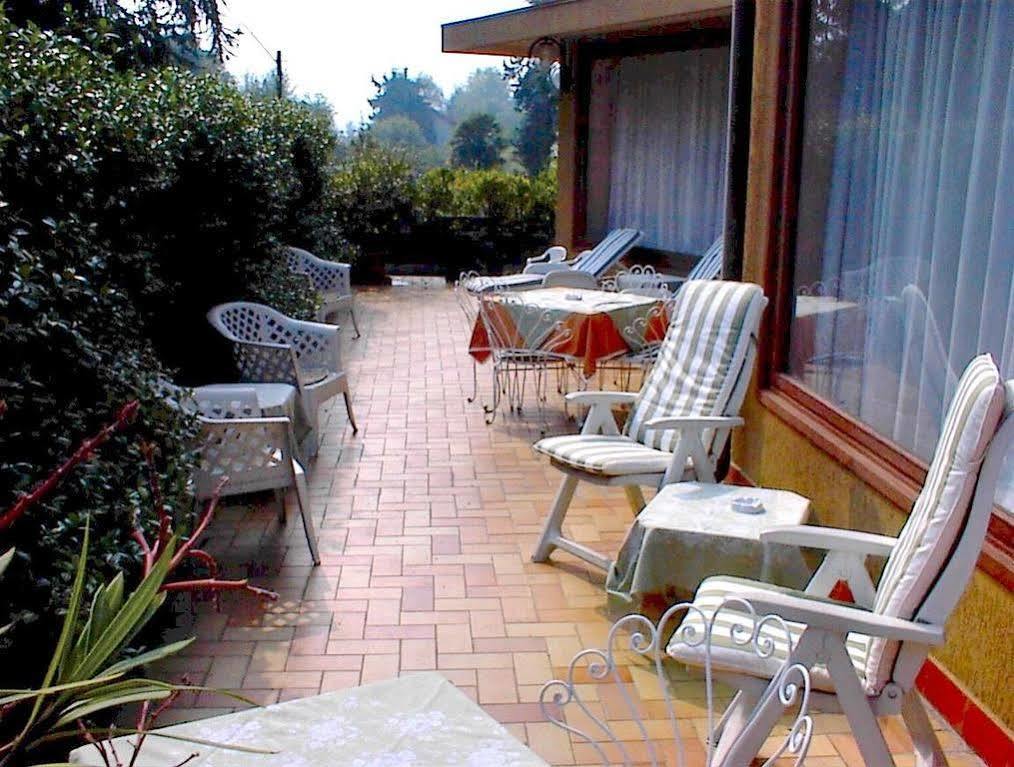 Aries Hotel Lesa Kültér fotó