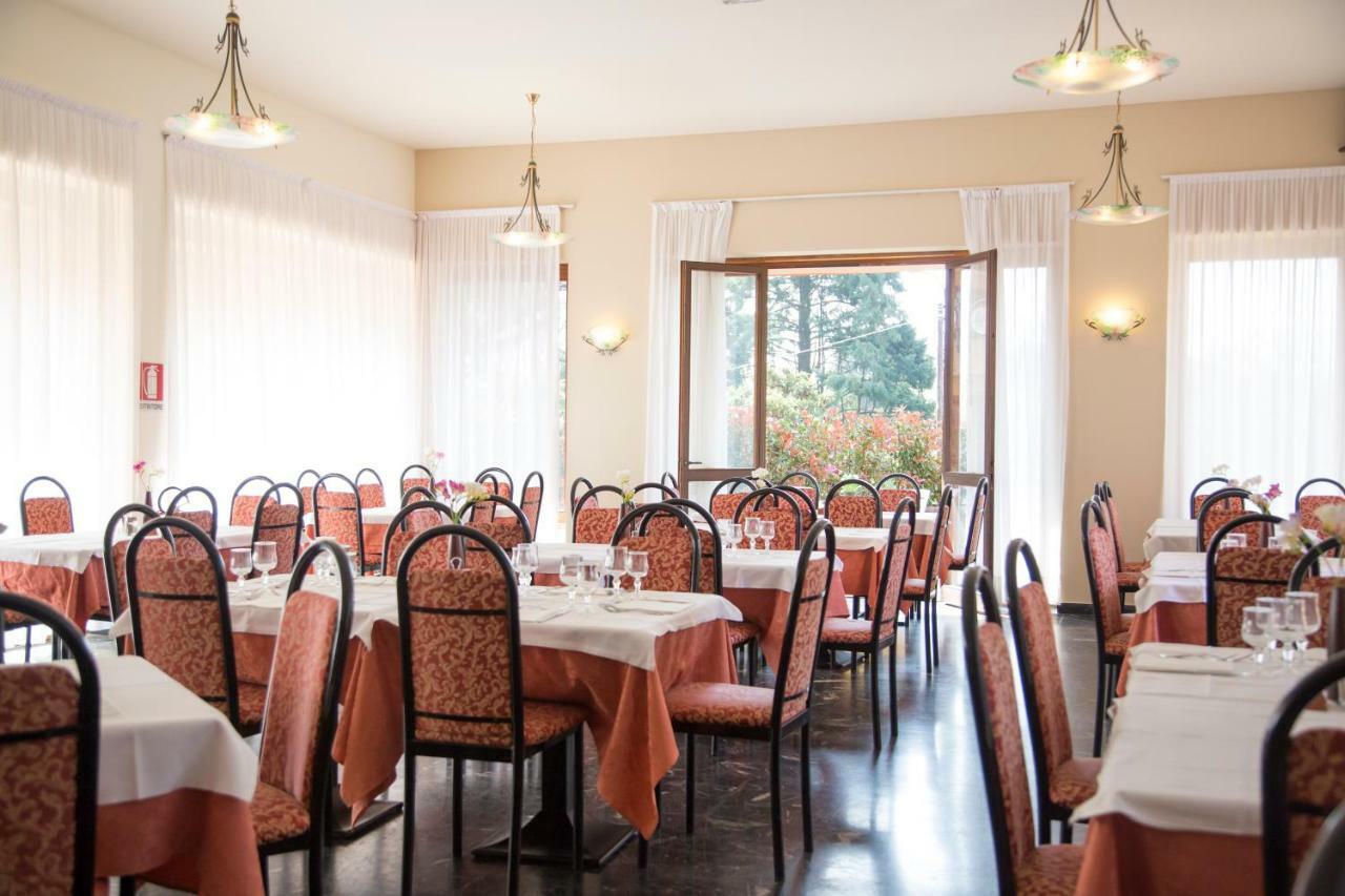Aries Hotel Lesa Kültér fotó