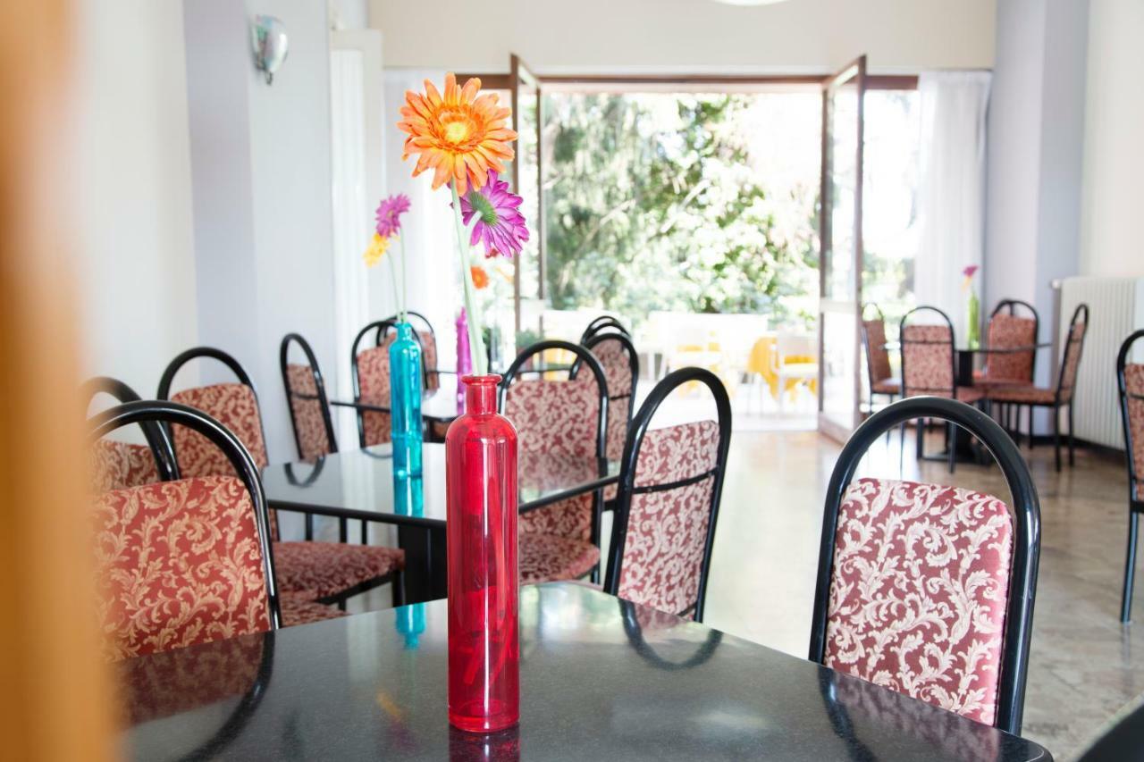 Aries Hotel Lesa Kültér fotó