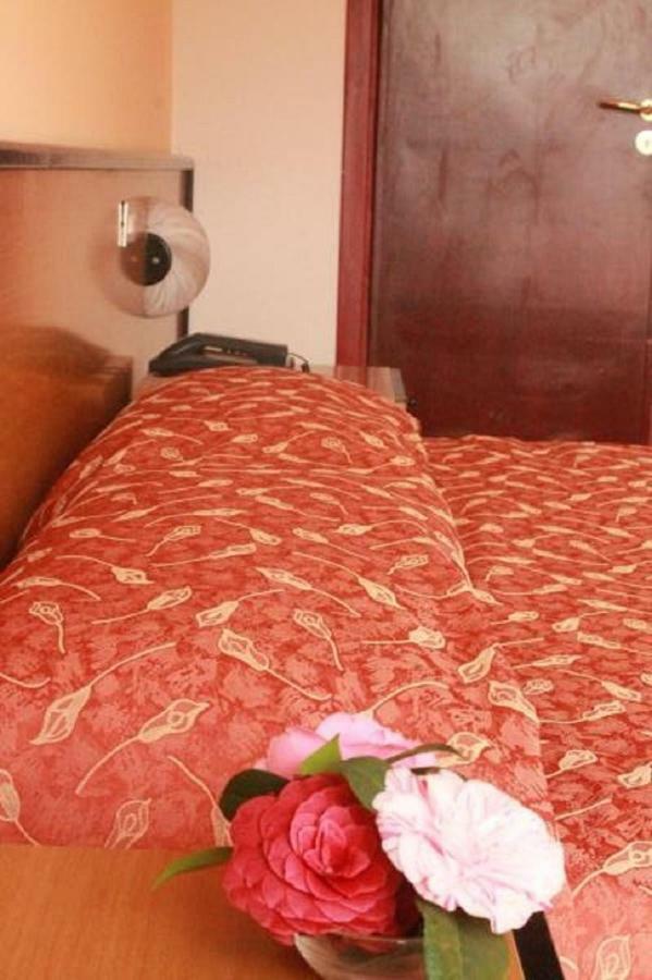 Aries Hotel Lesa Kültér fotó