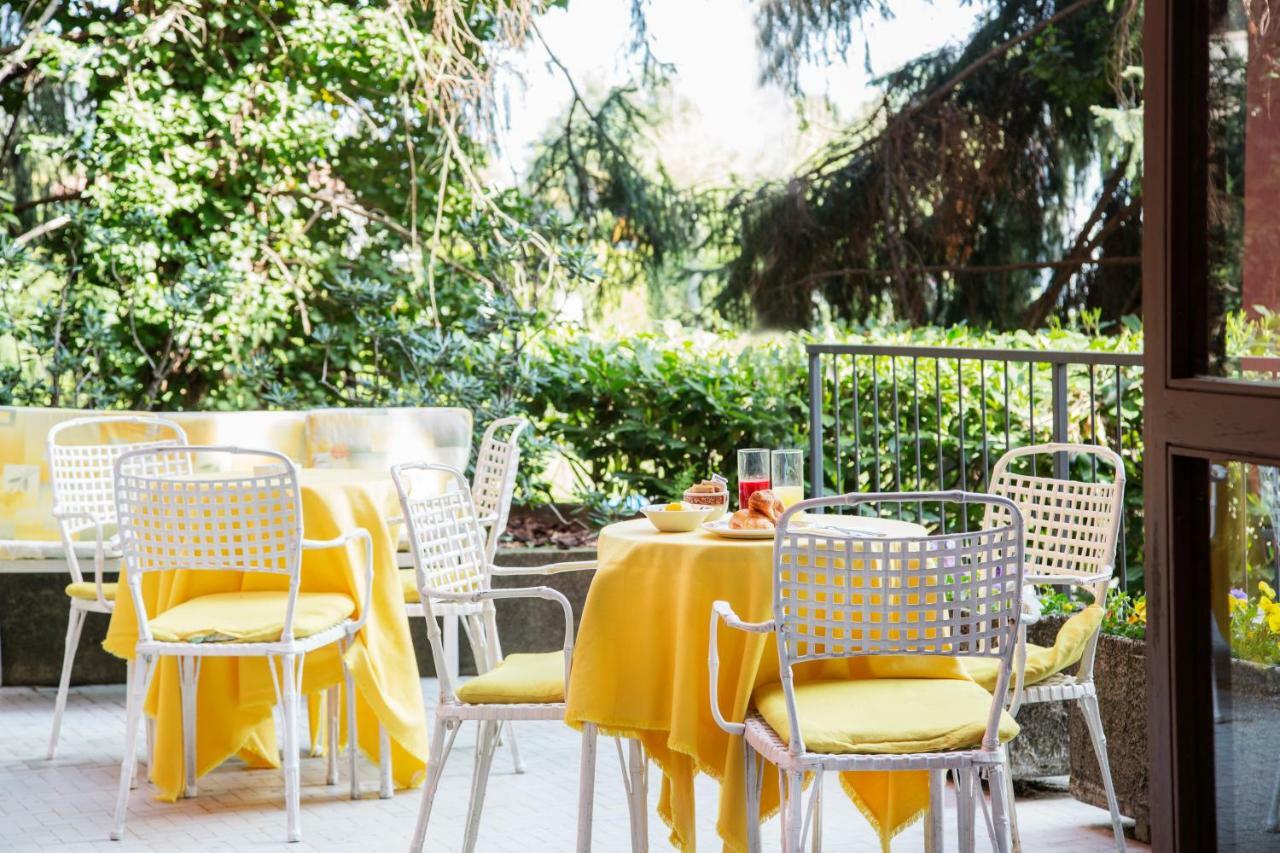 Aries Hotel Lesa Kültér fotó