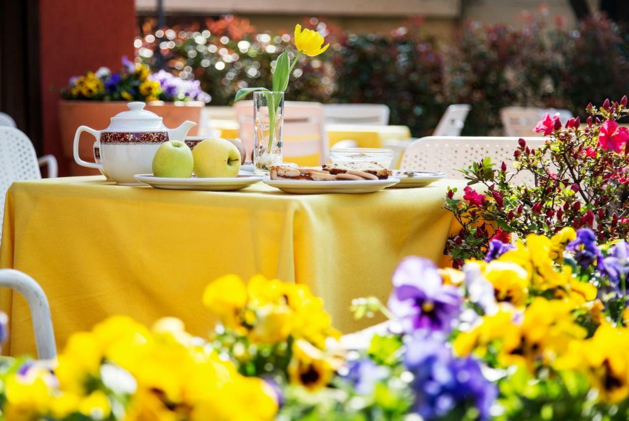 Aries Hotel Lesa Kültér fotó