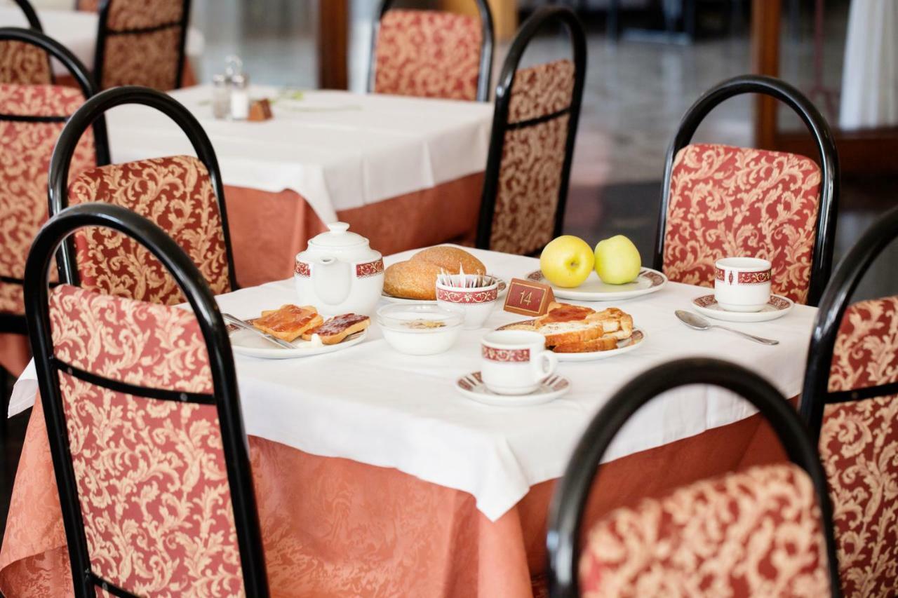 Aries Hotel Lesa Kültér fotó