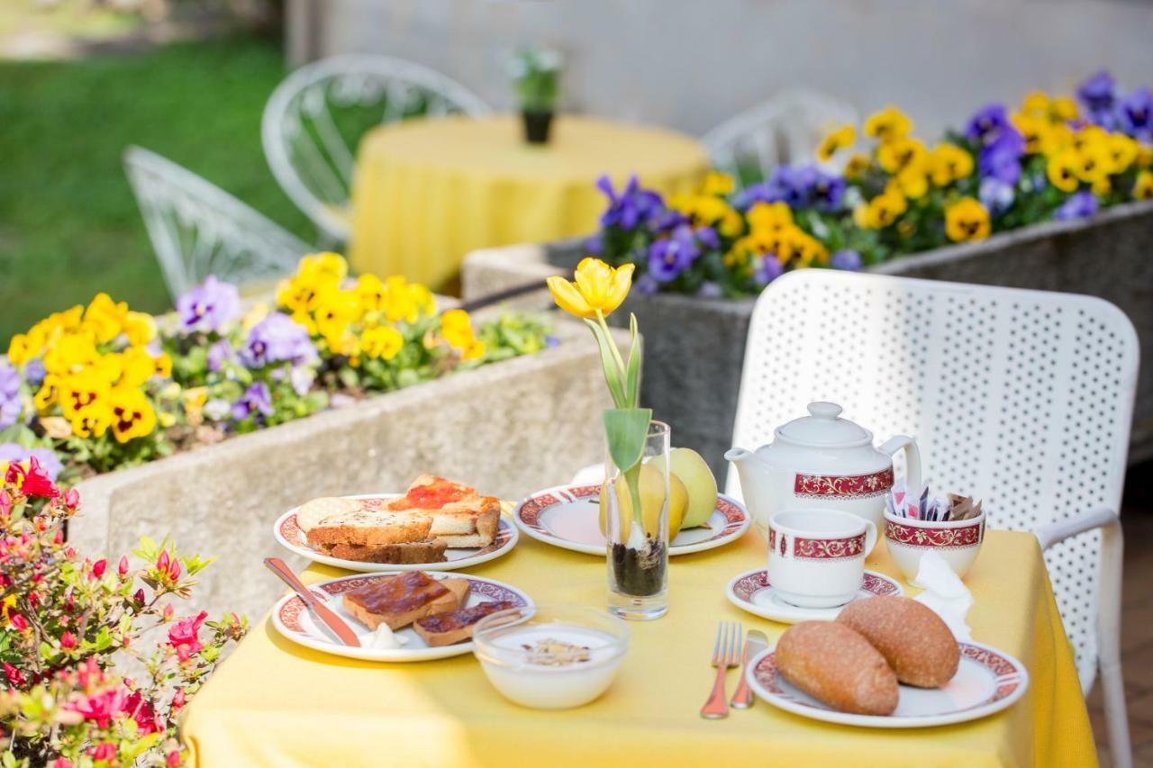 Aries Hotel Lesa Kültér fotó