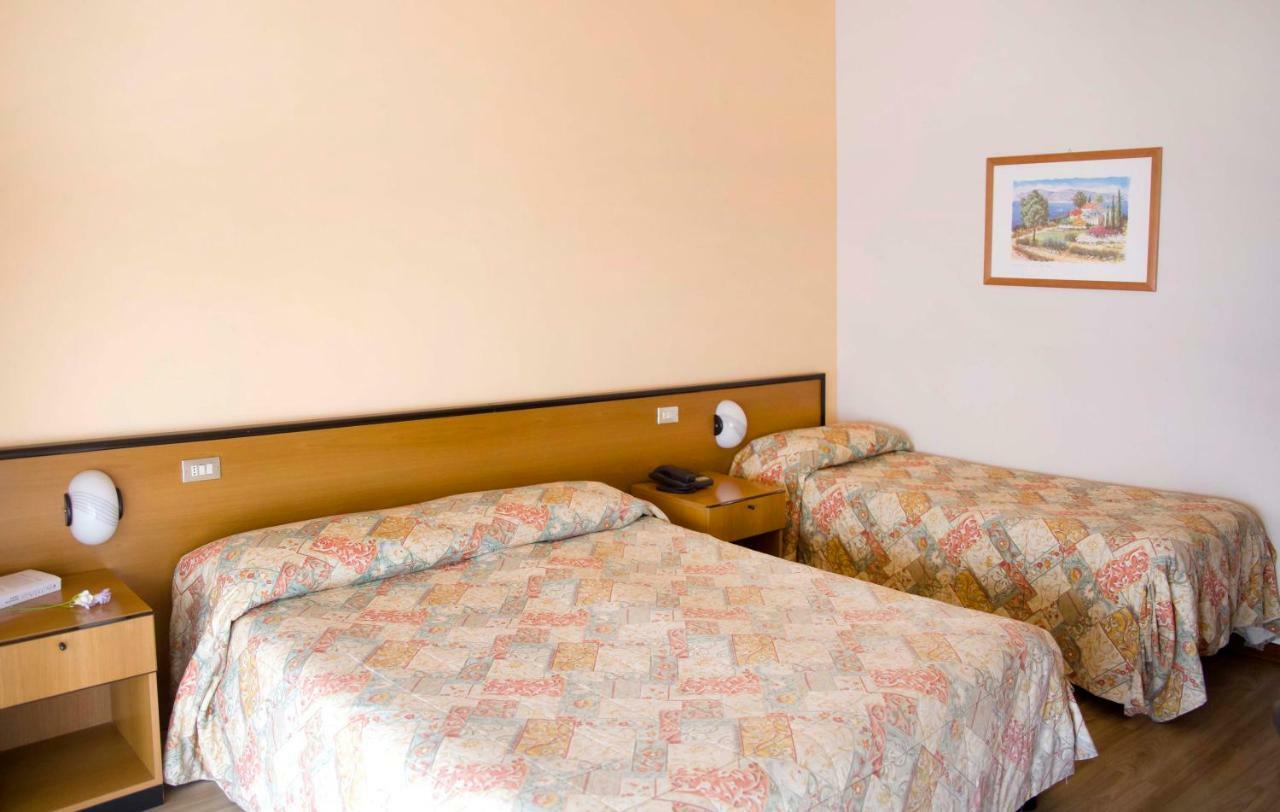 Aries Hotel Lesa Kültér fotó