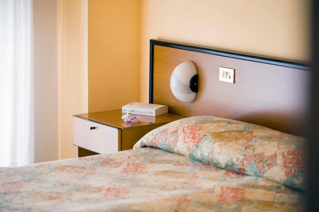 Aries Hotel Lesa Kültér fotó